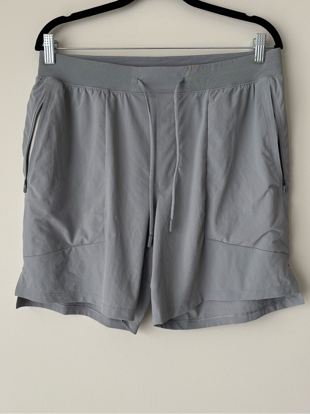lululemon athletica Men’s Light Gray Athletic Drawstring Shorts Size Large 7”